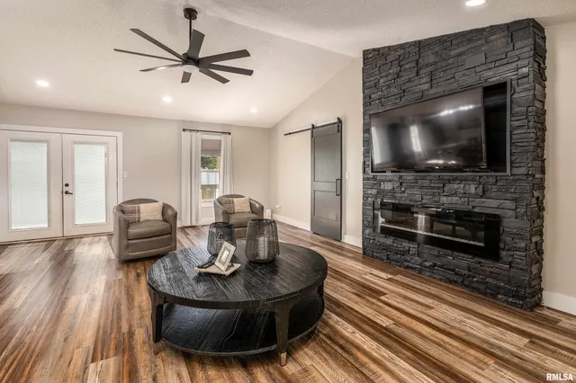 $339,000 | 2701 Hickory Lane, Marion, IL 62959