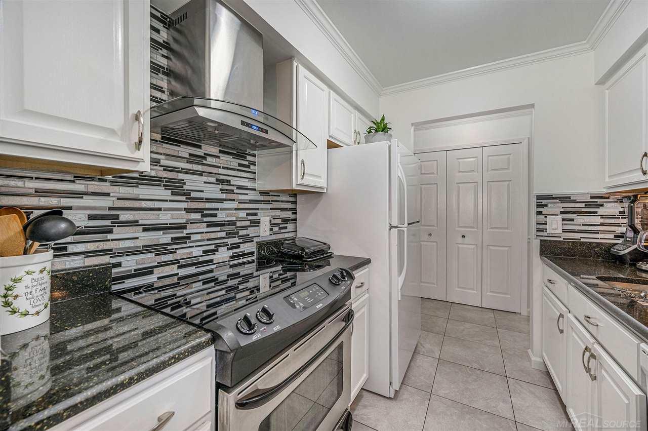 29830 West 12 Mile Road, Unit 305 Farmington Hills, MI 48334 - Photo 5 of 16