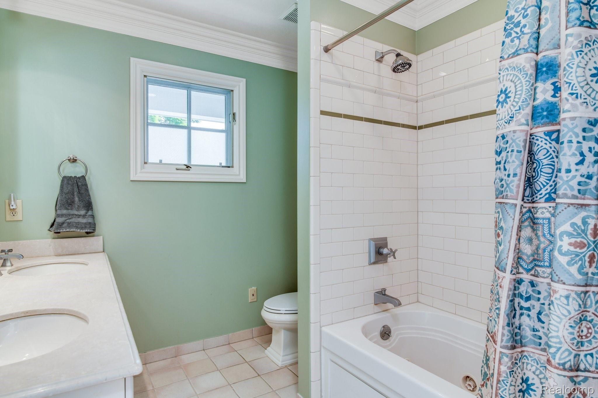 644 Ruffner Avenue Birmingham, MI 48009 - Photo 18 of 29 Hall bath view #2