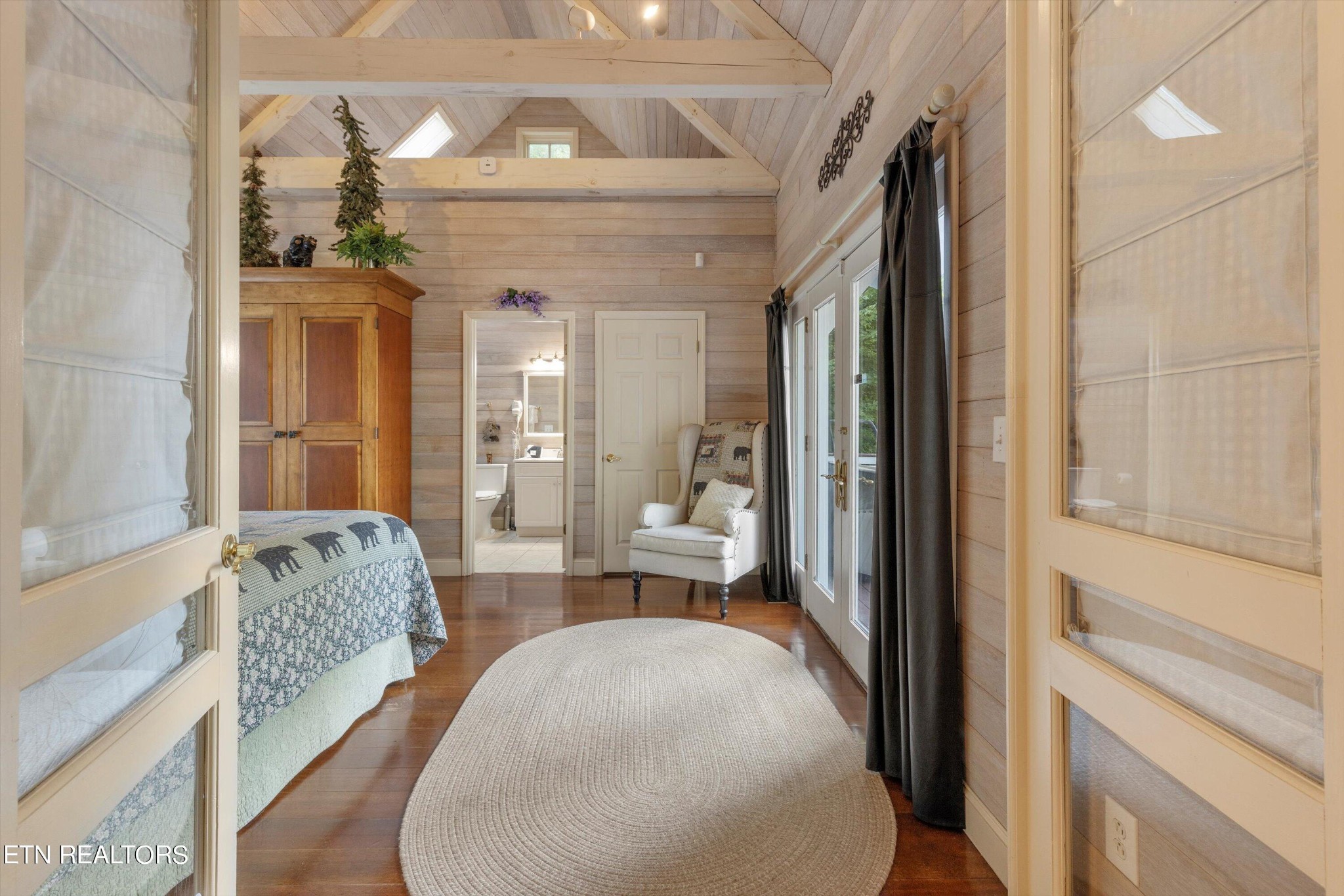 3638 Locust Ridge Road Sevierville, TN 37876 - Photo 23 of 50 a en suite bathroom with sink and mirror