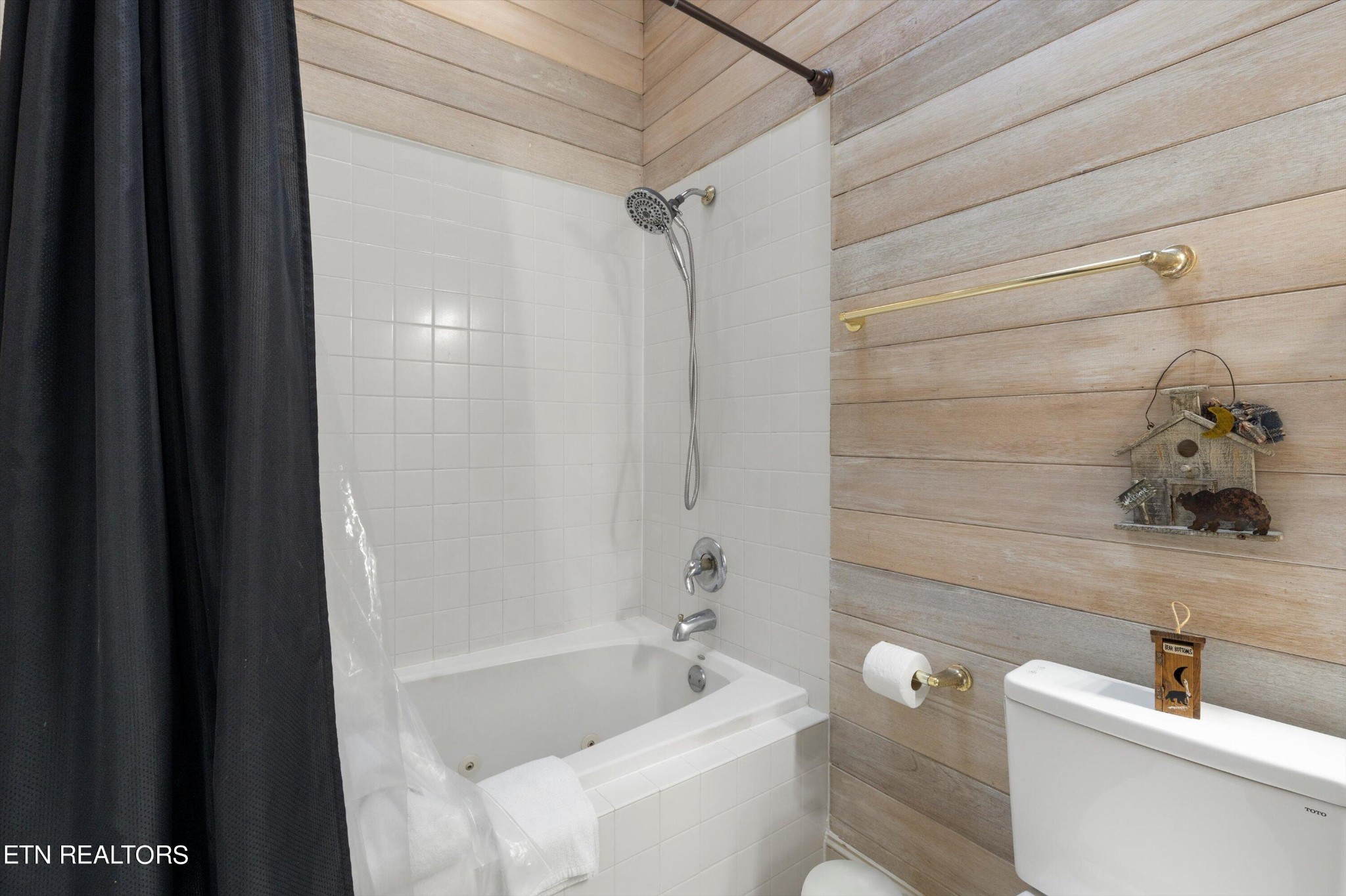 3638 Locust Ridge Road Sevierville, TN 37876 - Photo 28 of 50 a bathroom with a tub a sink and toilet