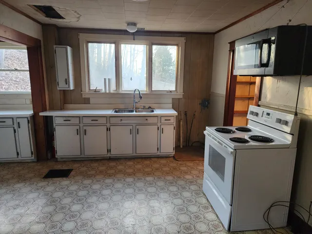 $100,000 | 7 Beacon Street, Livermore Falls, ME 04254