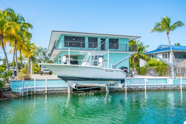 a view of house with swimming pool outdoor seating area and swimming pool