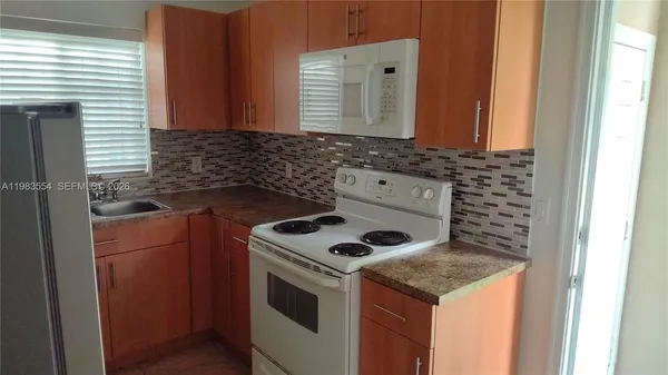 $2,600 | 233 Madeira Avenue, Unit 1, Coral Gables, FL 33134