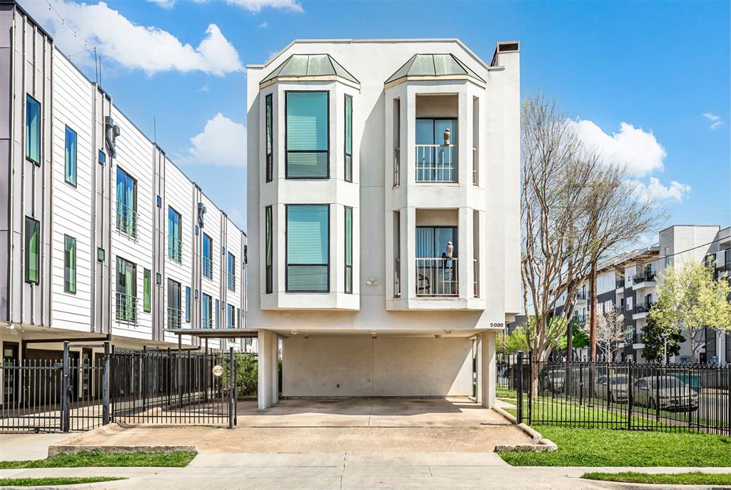 2002 North Fitzhugh Avenue, Unit 2 Dallas, TX 75204 - Photo 1 of 29 a front view of a house with a garden