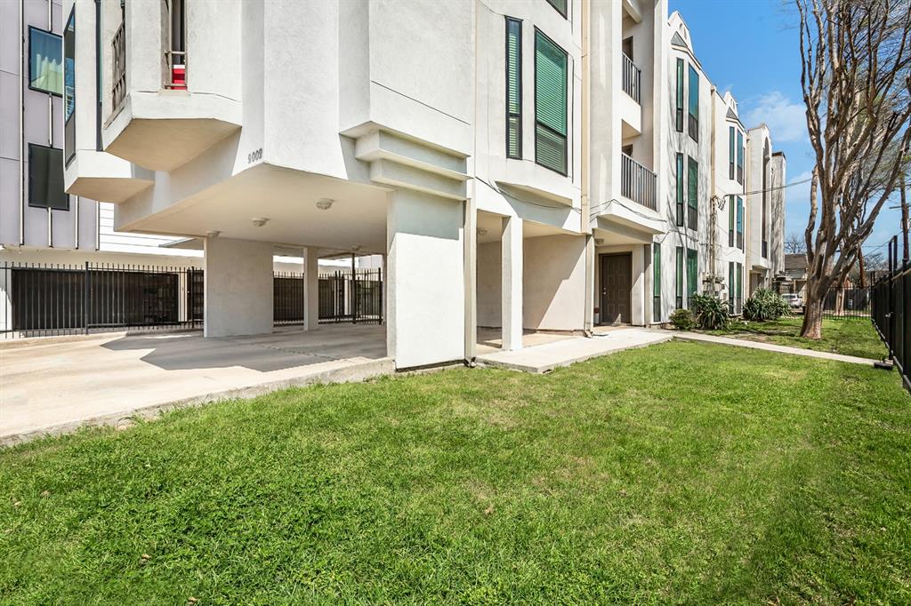 2002 North Fitzhugh Avenue, Unit 2 Dallas, TX 75204 - Photo 27 of 29 a view of a building with a yard
