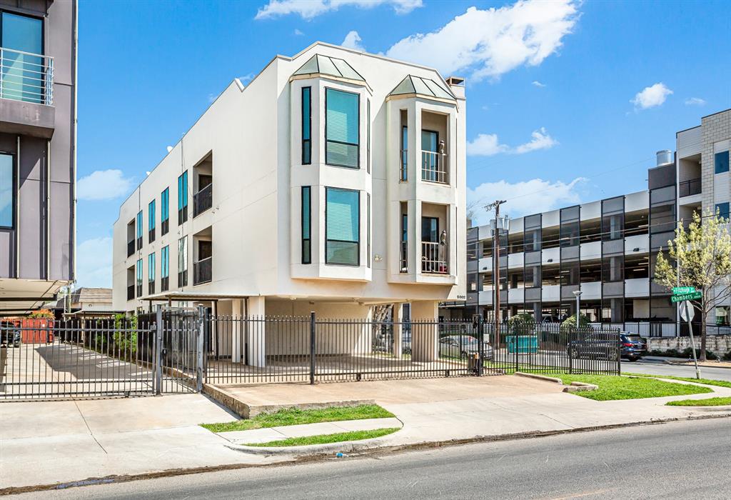 2002 North Fitzhugh Avenue, Unit 2 Dallas, TX 75204 - Photo 28 of 29 a view of a building with a street