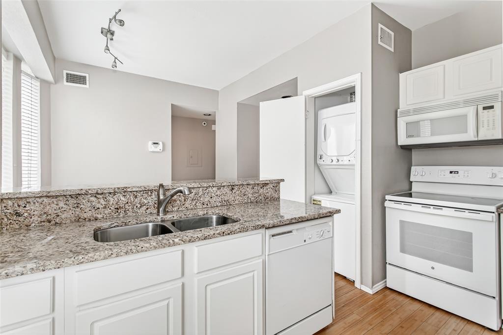 2002 North Fitzhugh Avenue, Unit 2 Dallas, TX 75204 - Photo 3 of 29 a bathroom with a sink and a mirror