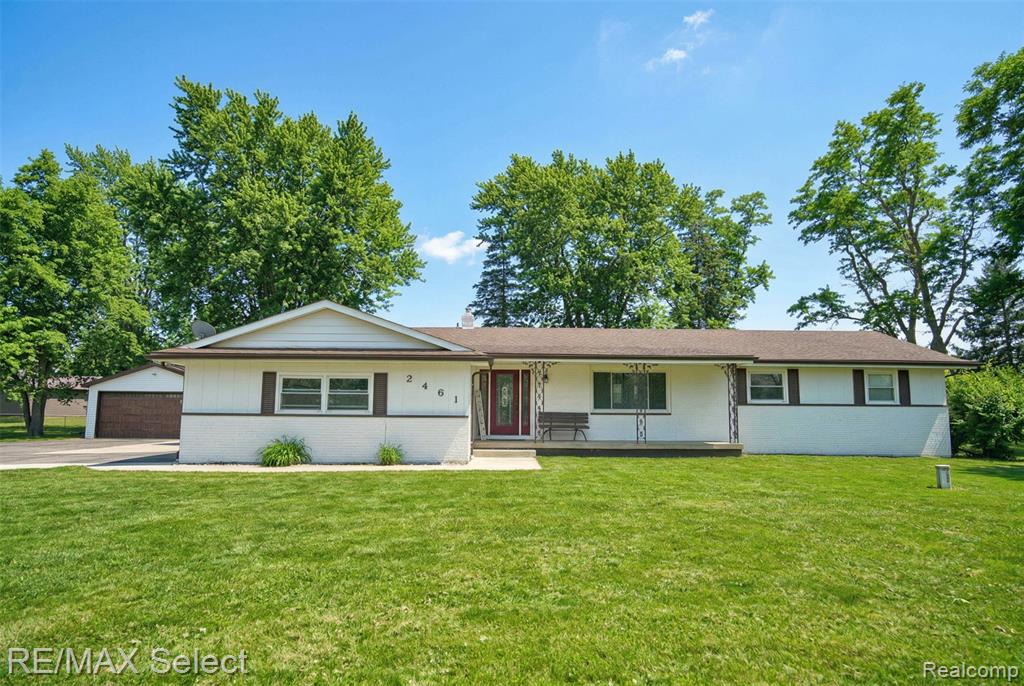 2461 North Long Lake Road Fenton, MI 48430 - Photo 2 of 38 Gallery Image 2