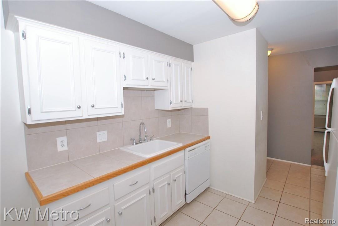 729 West Maple Road Clawson, MI 48017 - Photo 9 of 29 Kitchen