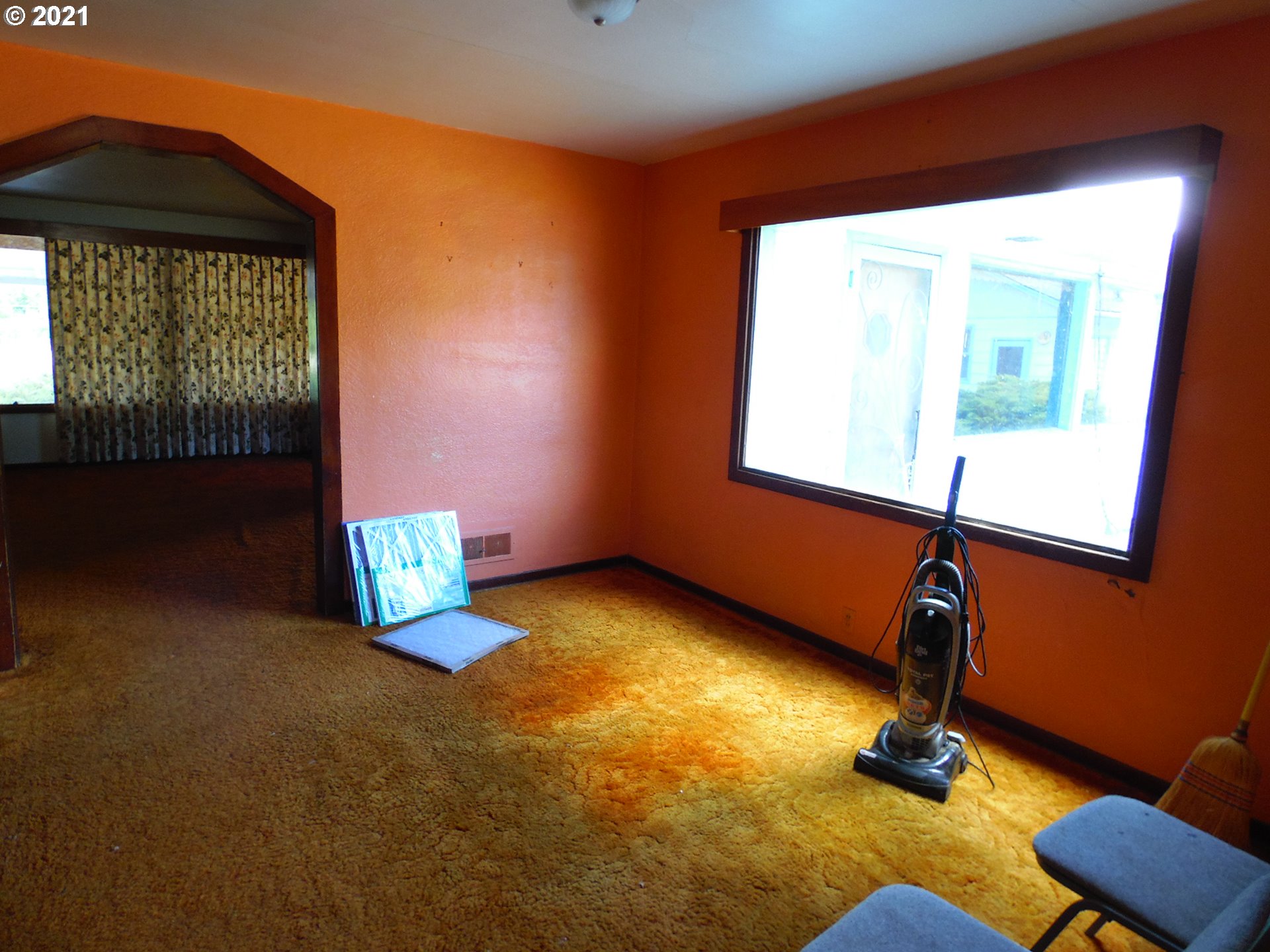 2088 North Myrtle Road Myrtle Creek, OR 97457 - Photo 17 of 32 a room with windows
