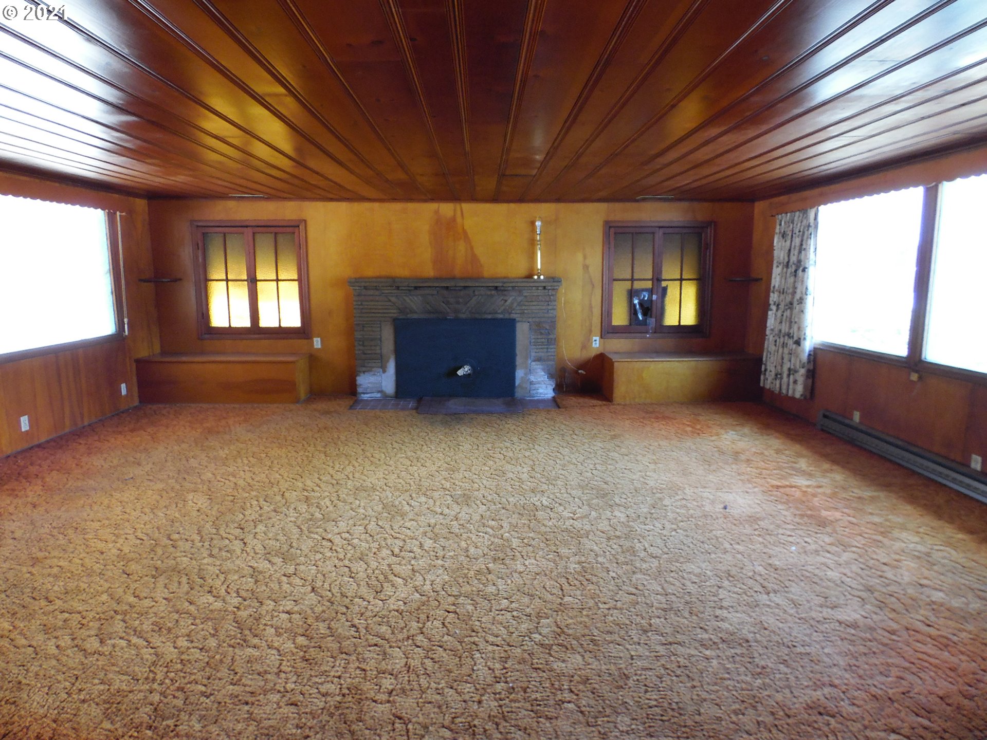 2088 North Myrtle Road Myrtle Creek, OR 97457 - Photo 19 of 32 an empty room with furniture and windows