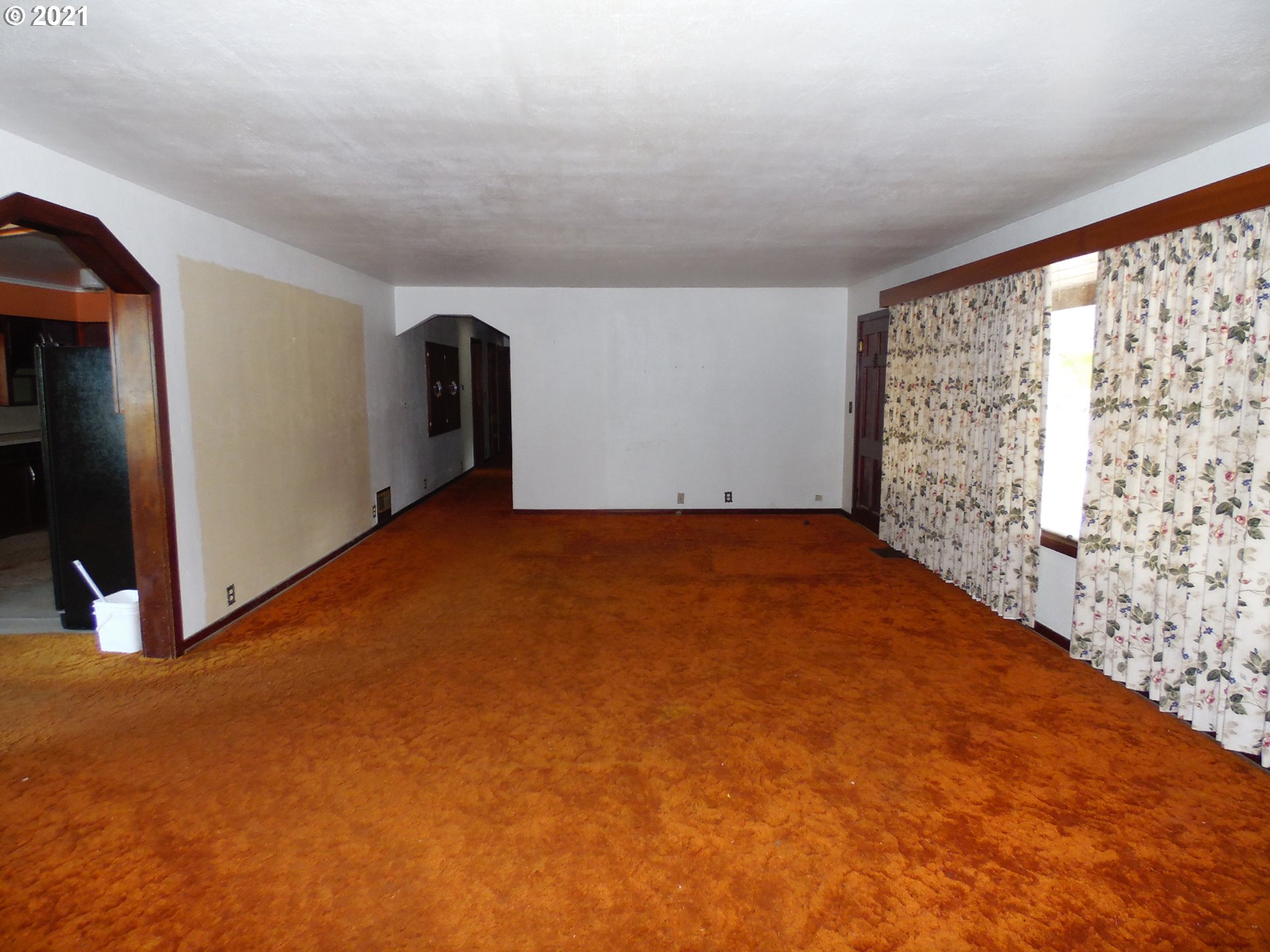 2088 North Myrtle Road Myrtle Creek, OR 97457 - Photo 20 of 32 a view of an empty room with a window