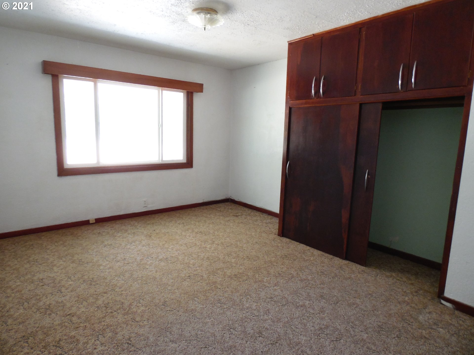2088 North Myrtle Road Myrtle Creek, OR 97457 - Photo 22 of 32 an empty room with windows