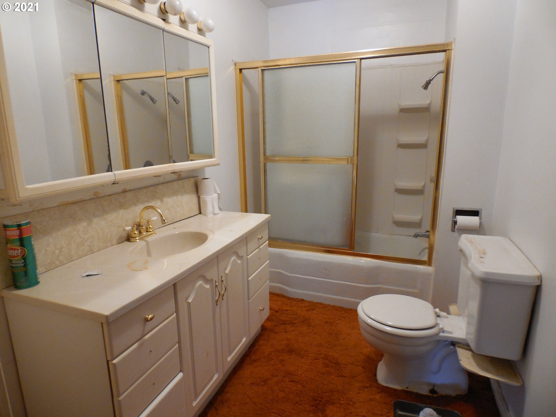 2088 North Myrtle Road Myrtle Creek, OR 97457 - Photo 24 of 32 a bathroom with a sink toilet and shower