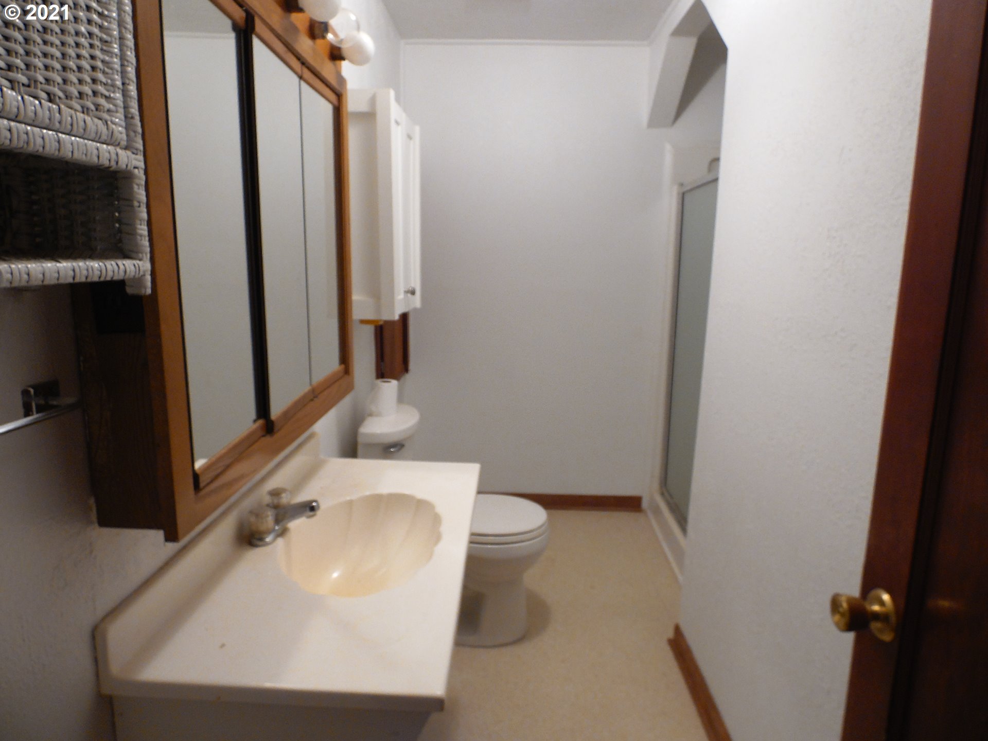 2088 North Myrtle Road Myrtle Creek, OR 97457 - Photo 25 of 32 a bathroom with a sink and toilet