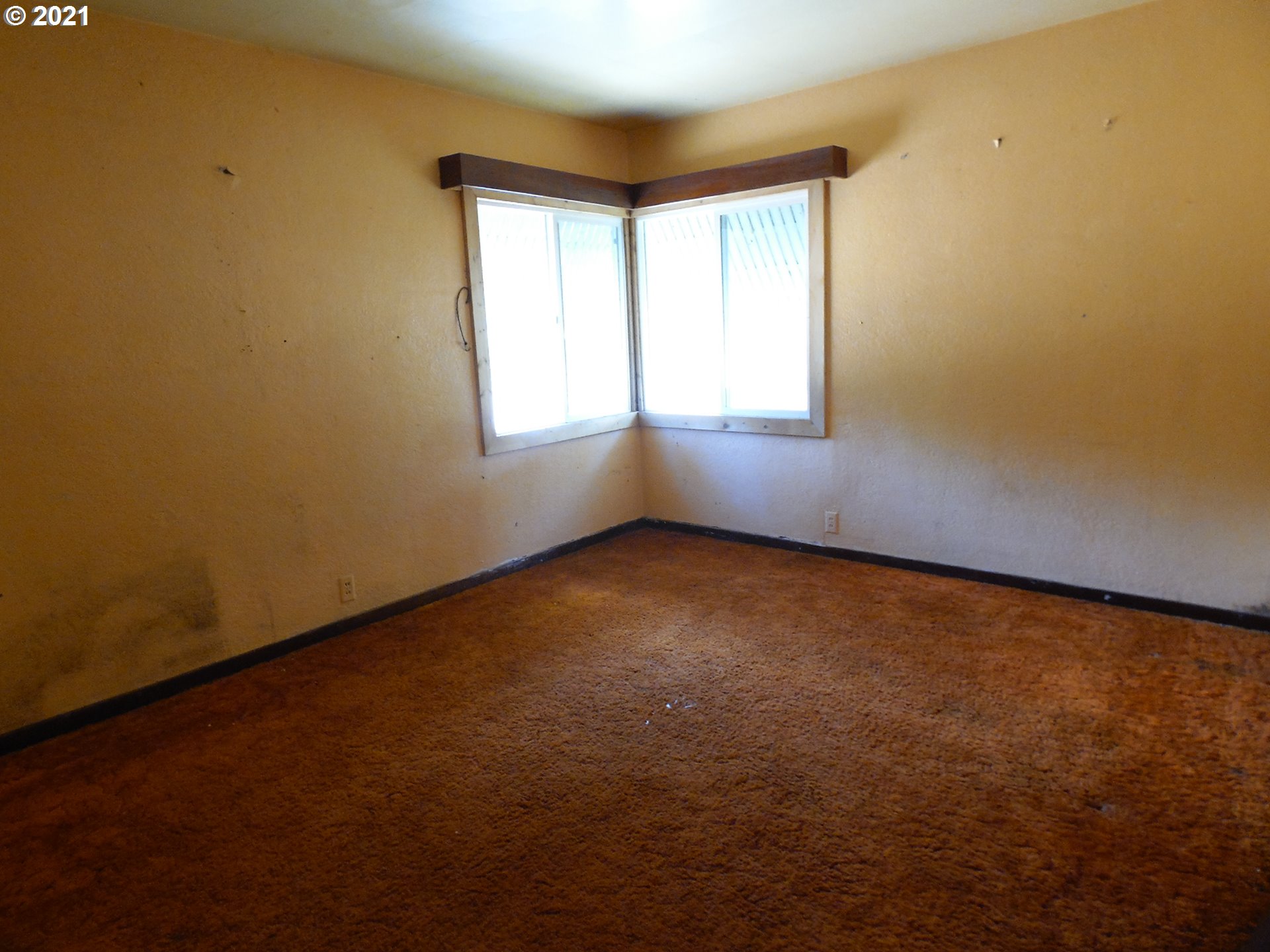 2088 North Myrtle Road Myrtle Creek, OR 97457 - Photo 26 of 32 an empty room with a window