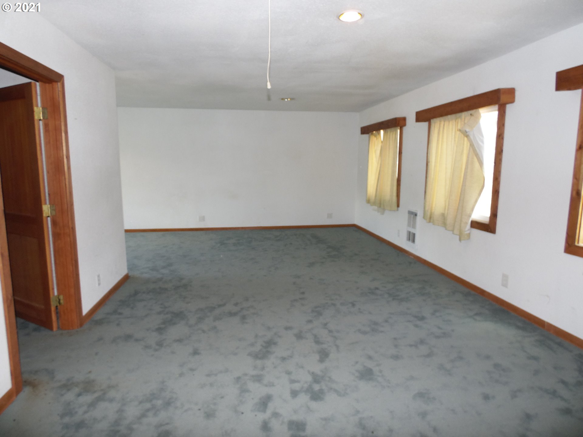 2088 North Myrtle Road Myrtle Creek, OR 97457 - Photo 27 of 32 an empty room with windows