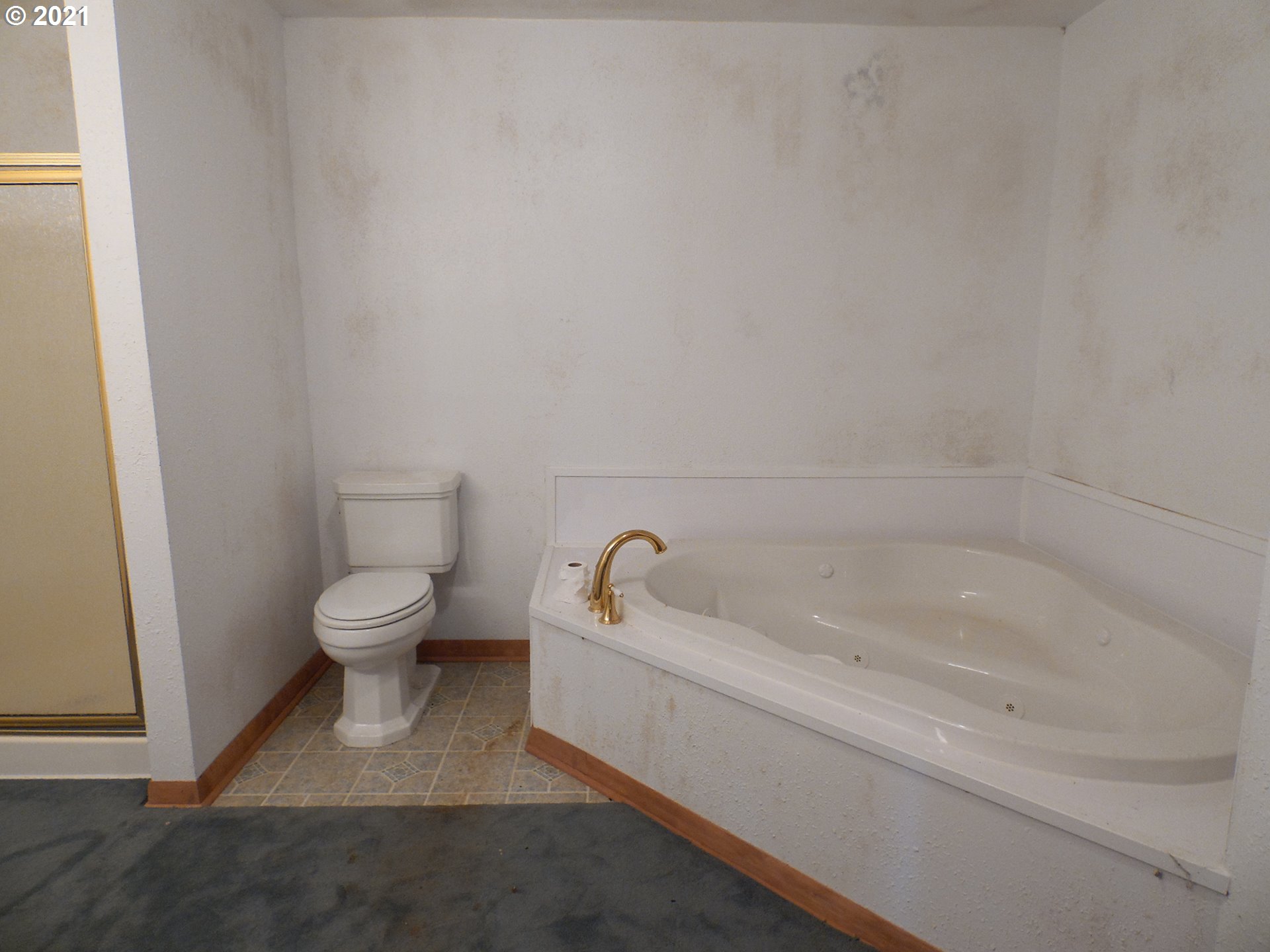 2088 North Myrtle Road Myrtle Creek, OR 97457 - Photo 28 of 32 a bathroom with a sink a toilet and bathtub