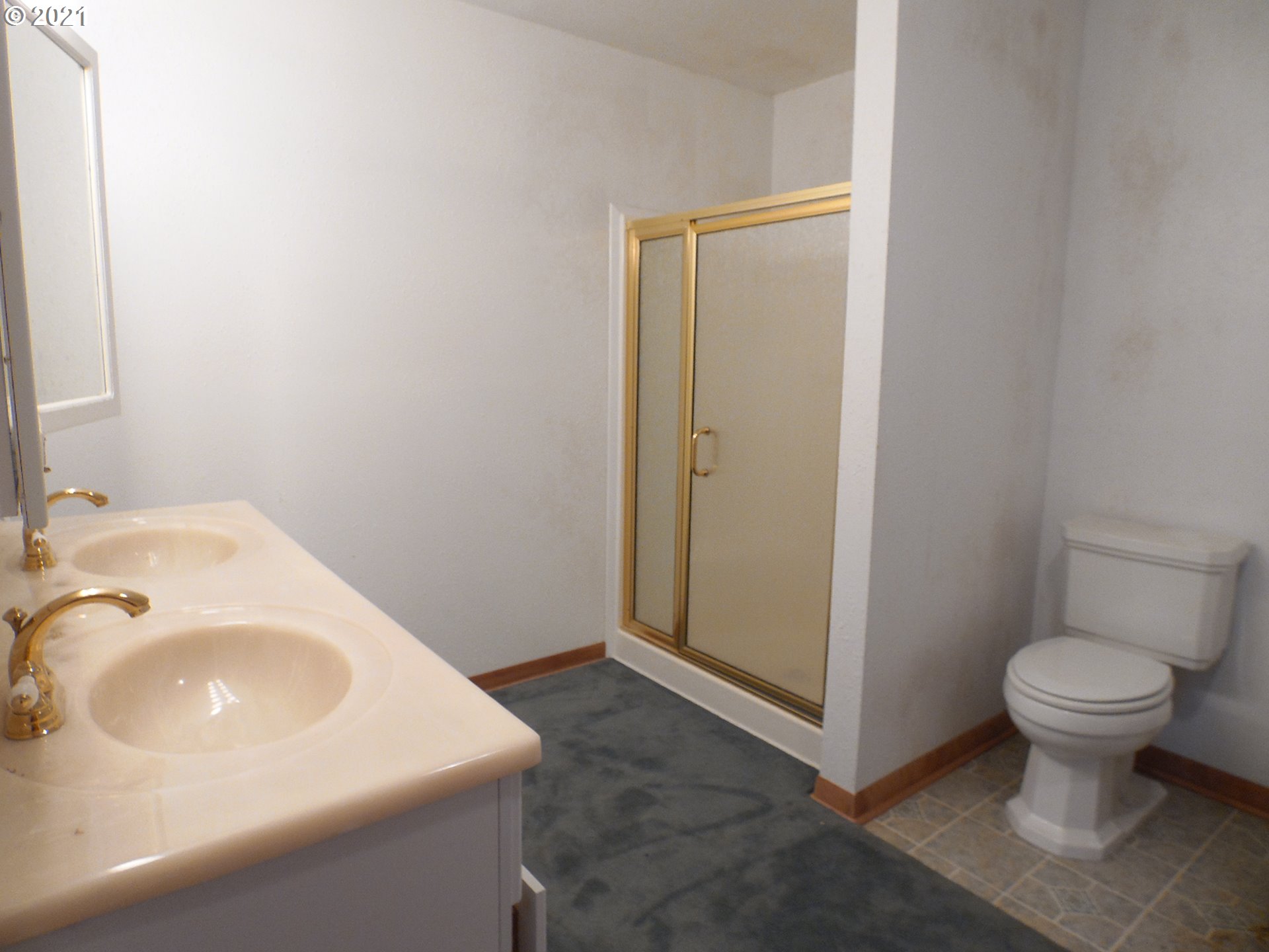 2088 North Myrtle Road Myrtle Creek, OR 97457 - Photo 29 of 32 a bathroom with a sink toilet and a mirror