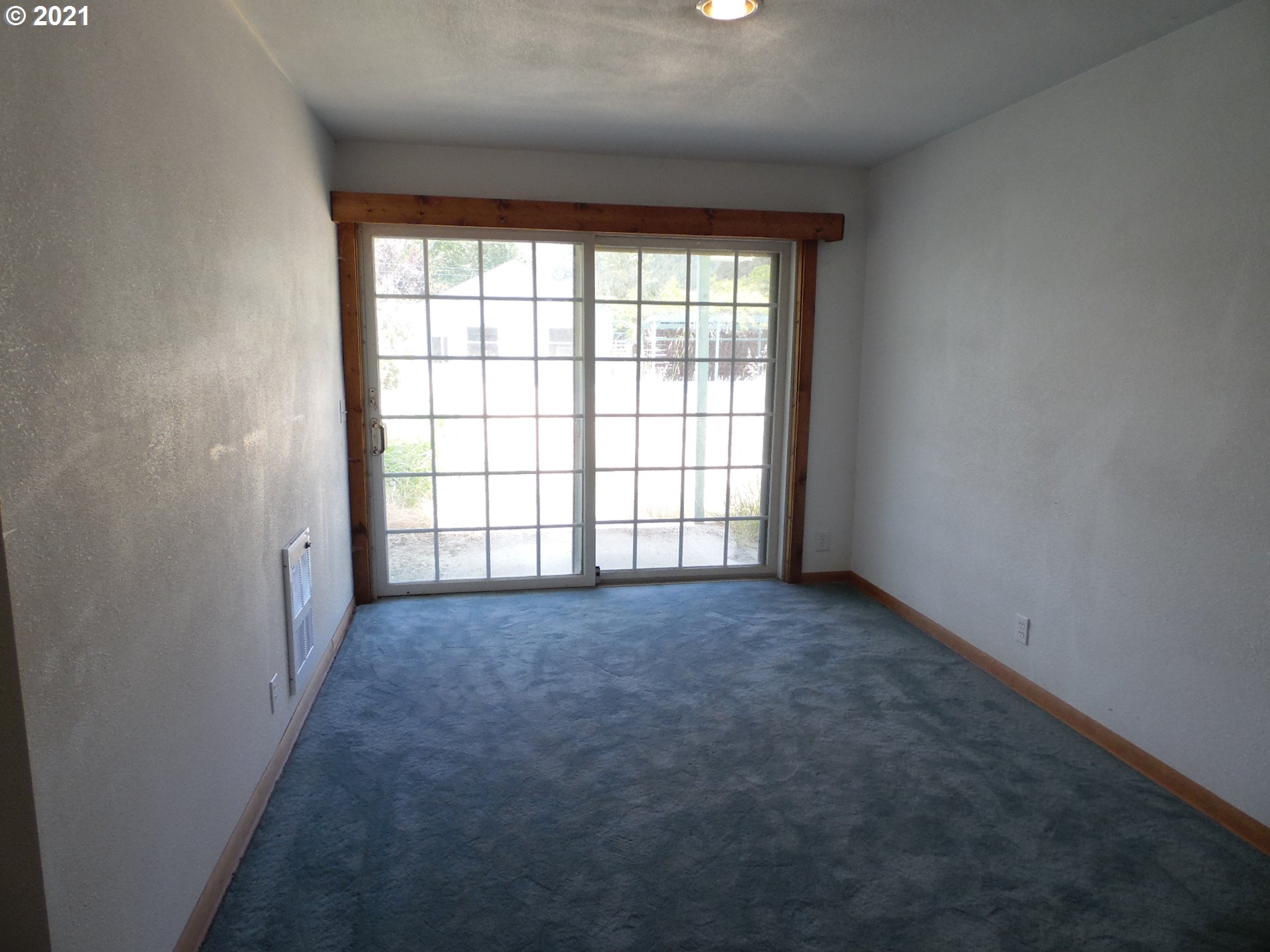 2088 North Myrtle Road Myrtle Creek, OR 97457 - Photo 30 of 32 an empty room with windows