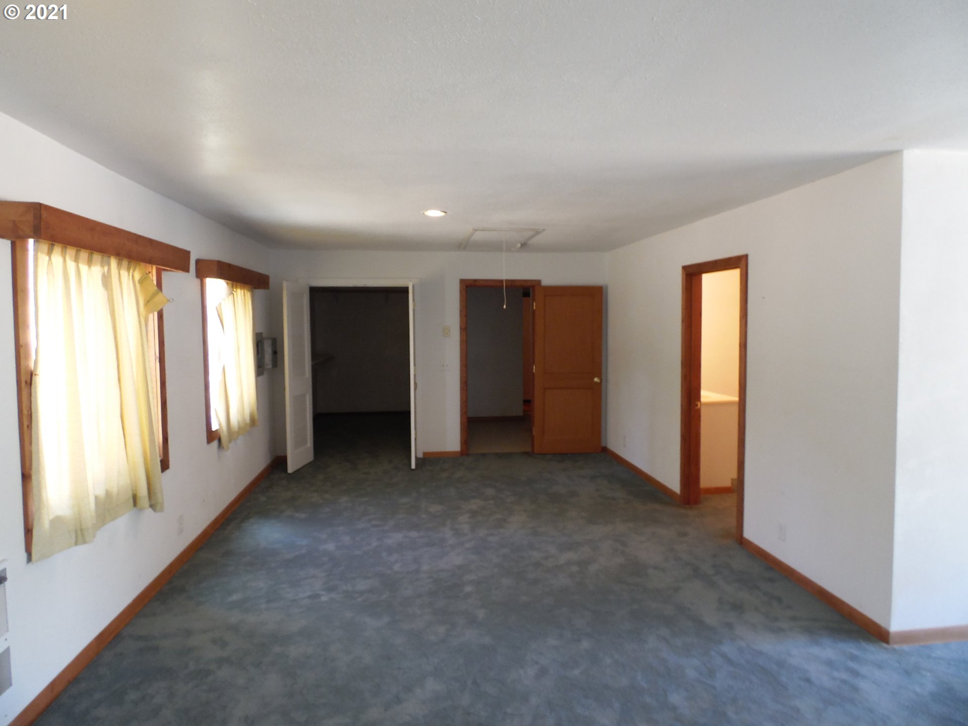 2088 North Myrtle Road Myrtle Creek, OR 97457 - Photo 31 of 32 an empty room with windows and closet