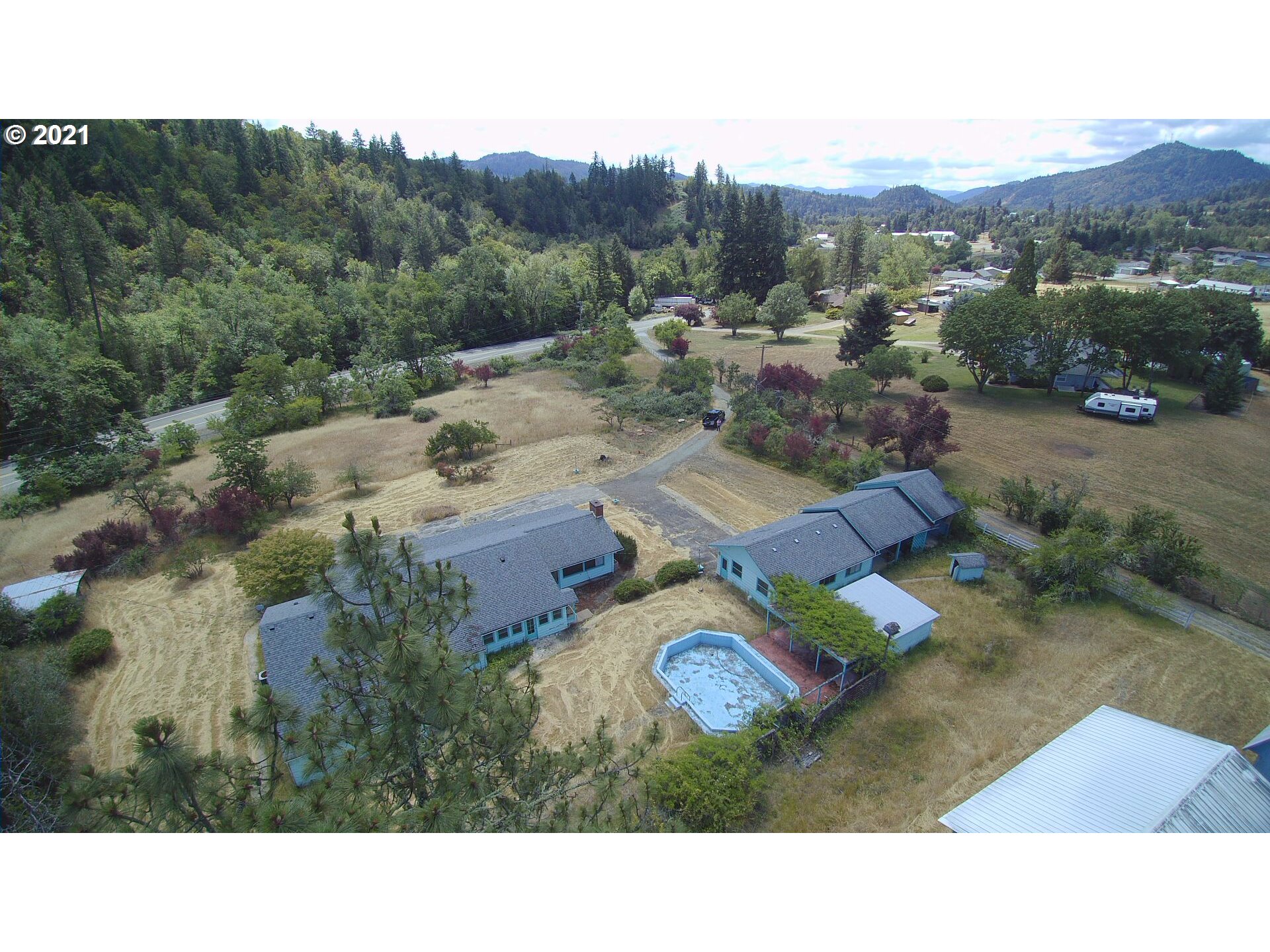 2088 North Myrtle Road Myrtle Creek, OR 97457 - Photo 5 of 32 a outdoor space with green field and mountains