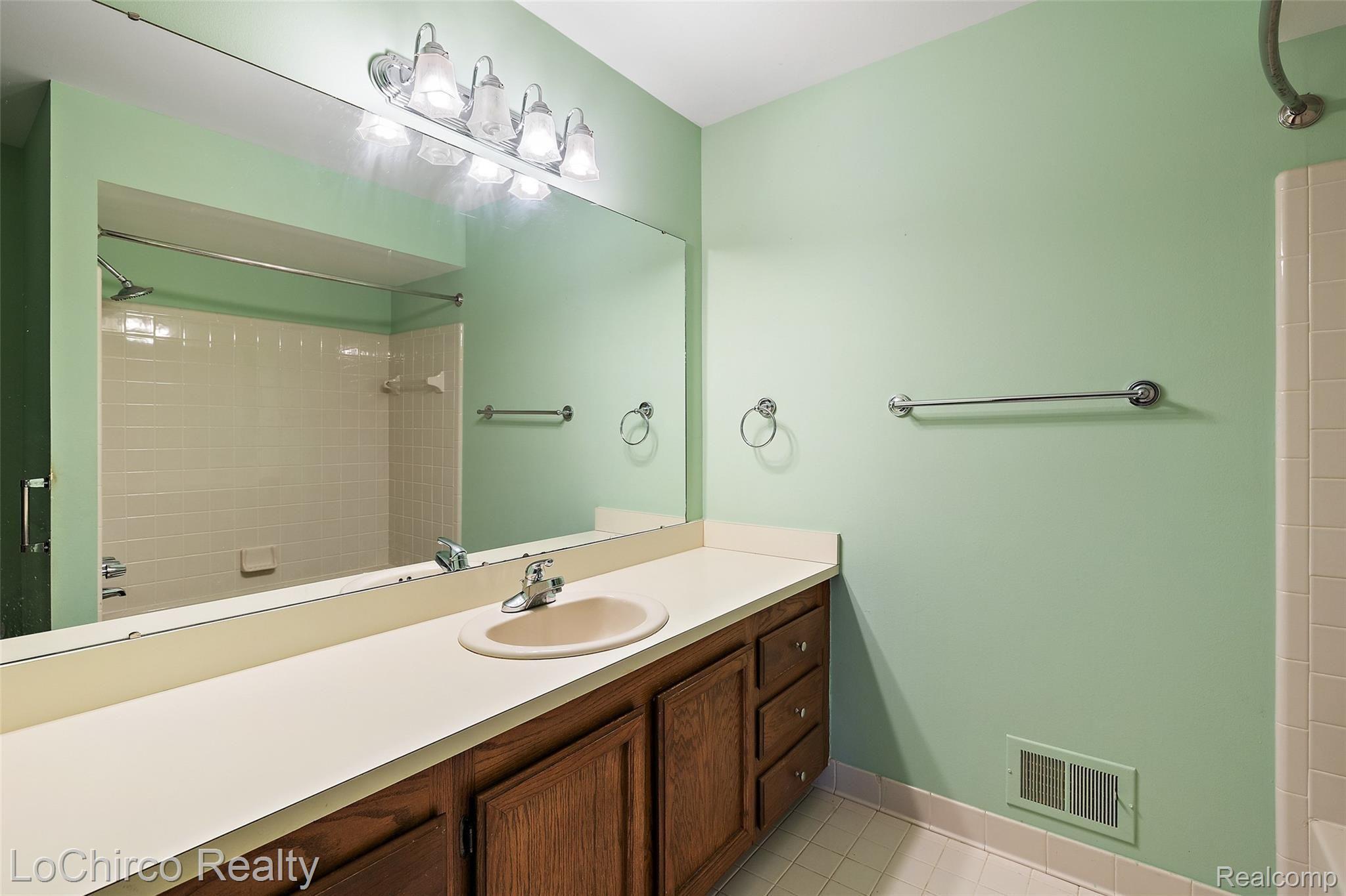 300 Meadow Bridge Drive, Unit 79 Rochester, MI 48307 - Photo 21 of 26 300 Meadow Bridge-21.jpg