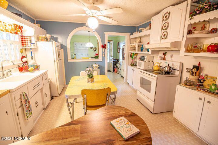 555 Colonial Landing Road Southeast Bolivia, NC 28422 - Photo 8 of 30 Kitchen