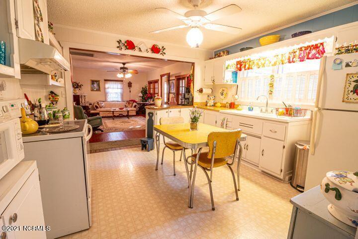555 Colonial Landing Road Southeast Bolivia, NC 28422 - Photo 10 of 30 Kitchen 3