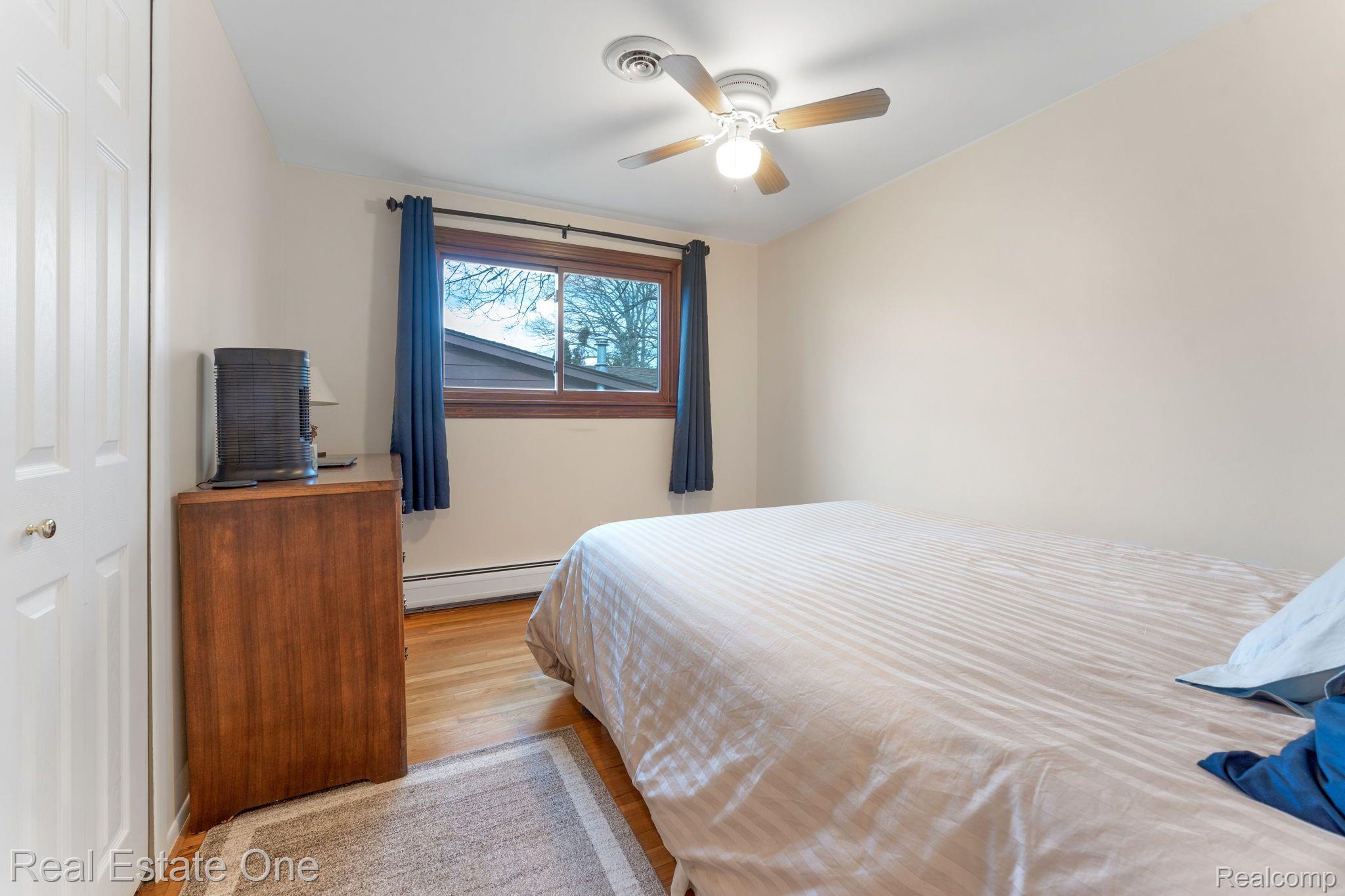 19449 Wedgewood Road Riverview, MI 48193 - Photo 15 of 40 Bedroom 2 - Upper