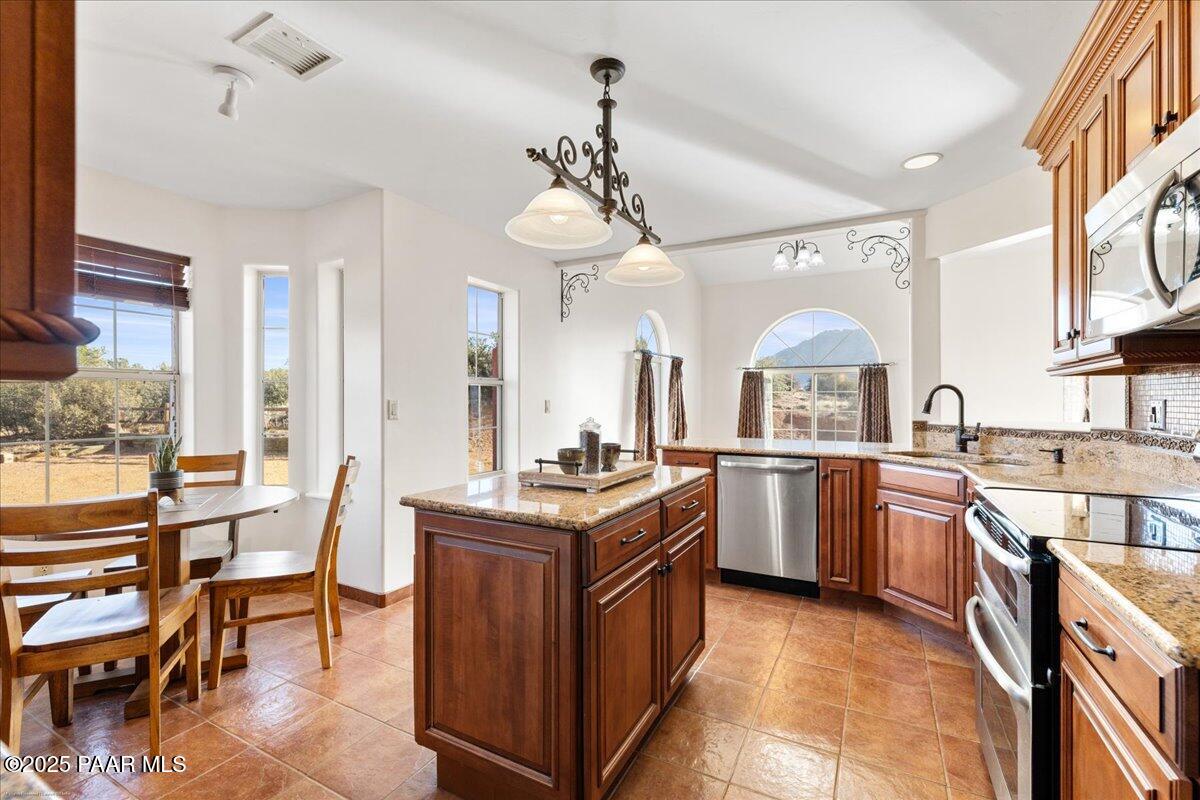 4515 West Old Stage Road Prescott, AZ 86305 - Photo 9 of 42 13-Kitchen