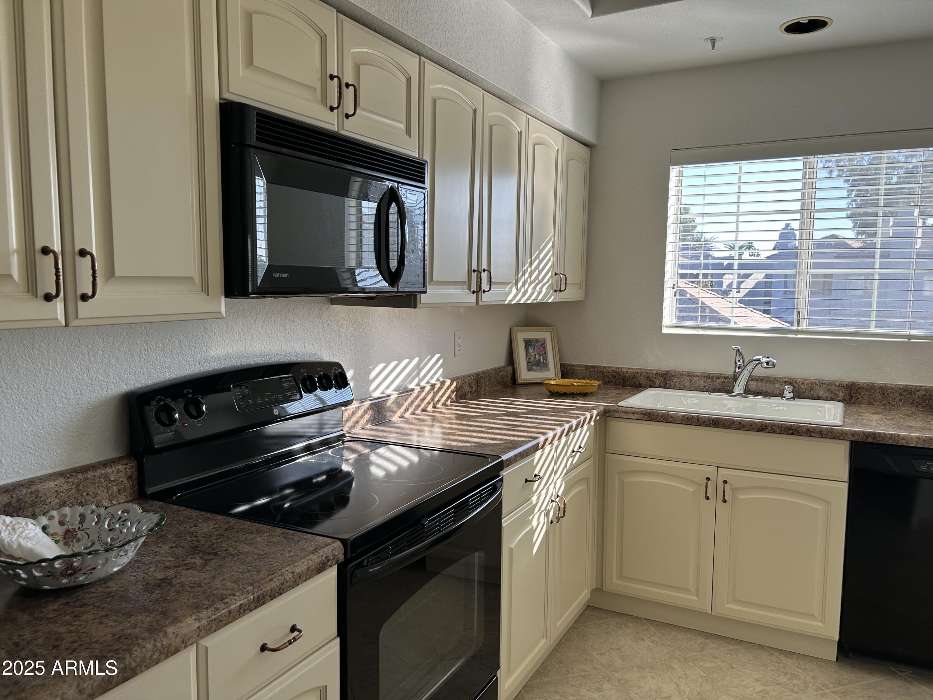7710 East Gainey Ranch Road, Unit 212 Scottsdale, AZ 85258 - Photo 10 of 33 BRGHT KITCHEN