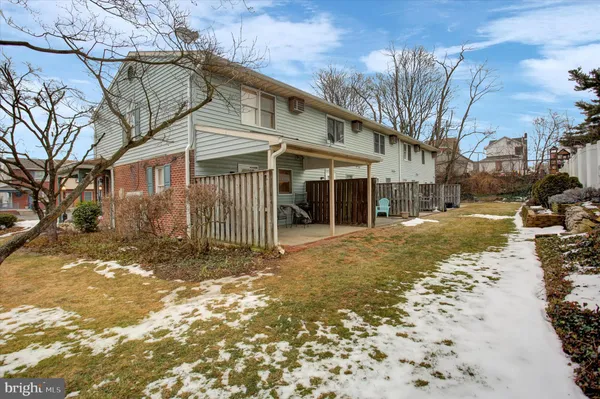 a view of a house with backyard and porch