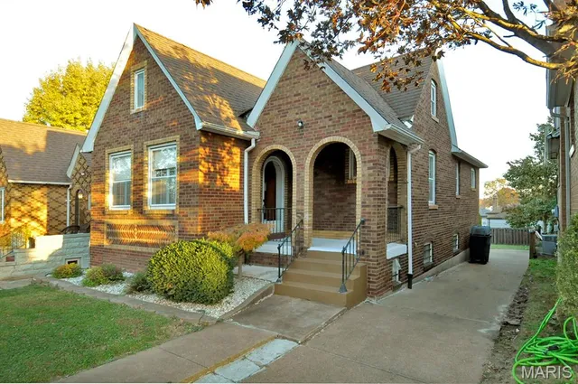 $199,900 | 6414 West Court, St. Louis, MO 63116