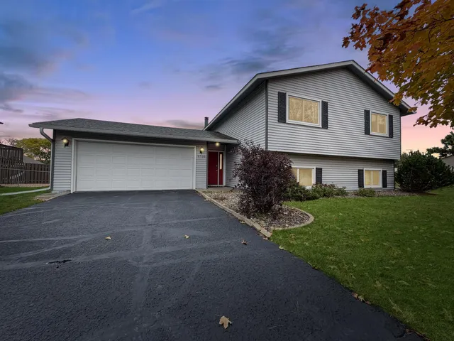 $2,345 | 9700 Thomas Avenue North, Brooklyn Park, MN 55444