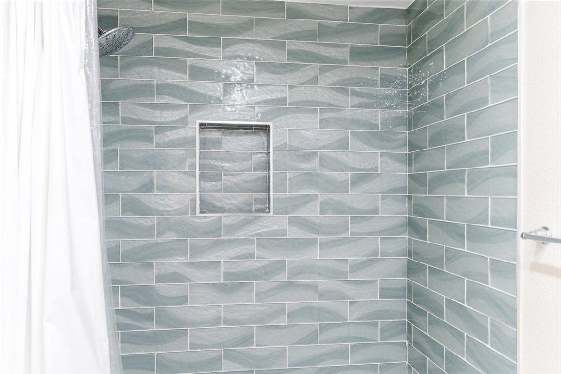 11203 Ranch Road 2222, Unit 1406 Austin, TX 78730 - Photo 28 of 37 a bathroom with a shower