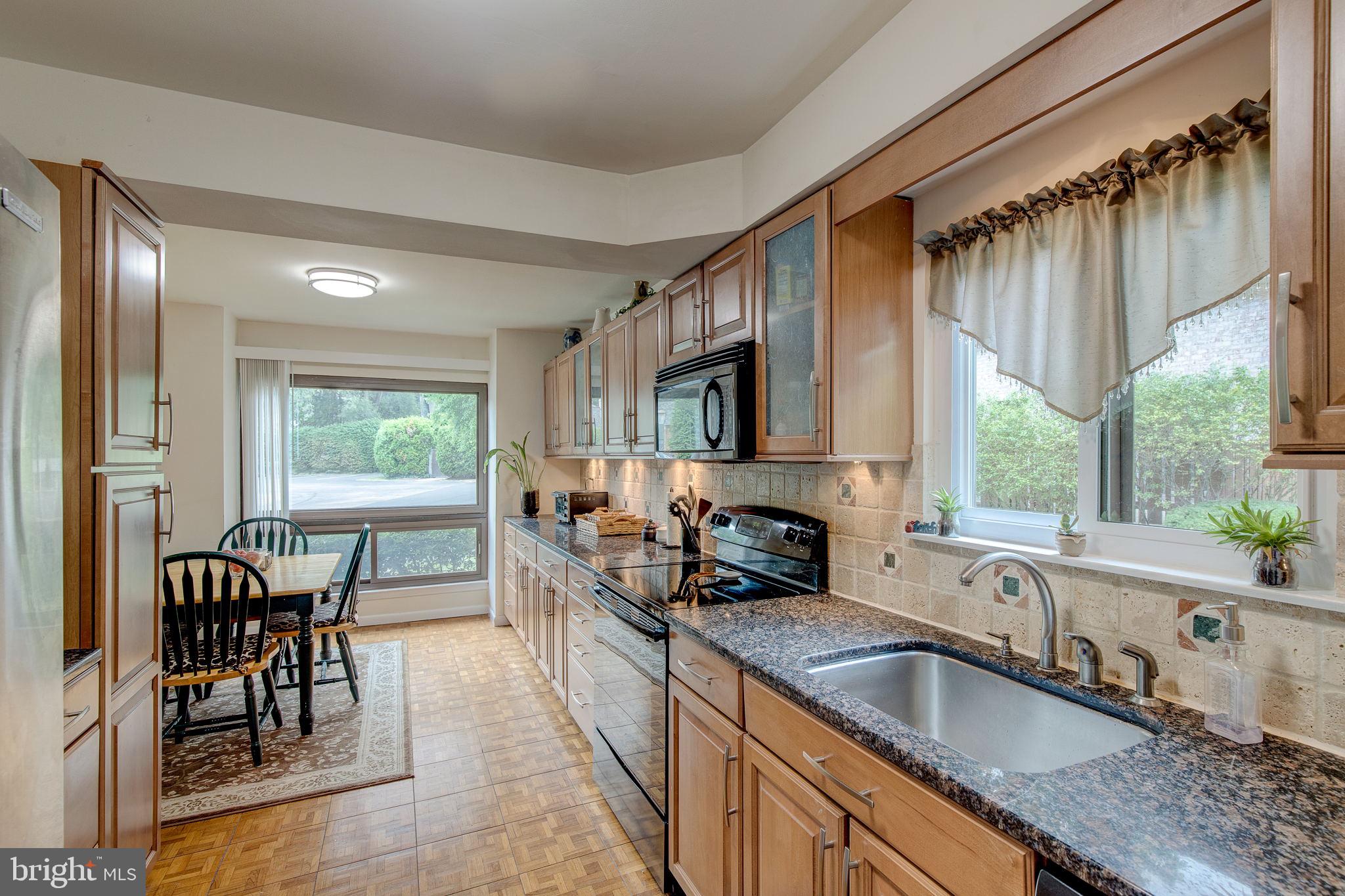 983 Putnam Boulevard, Unit 83 Wallingford, PA 19086 - Photo 6 of 27 Kitchen