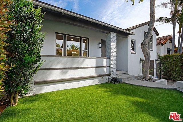 a view of front a house with a yard
