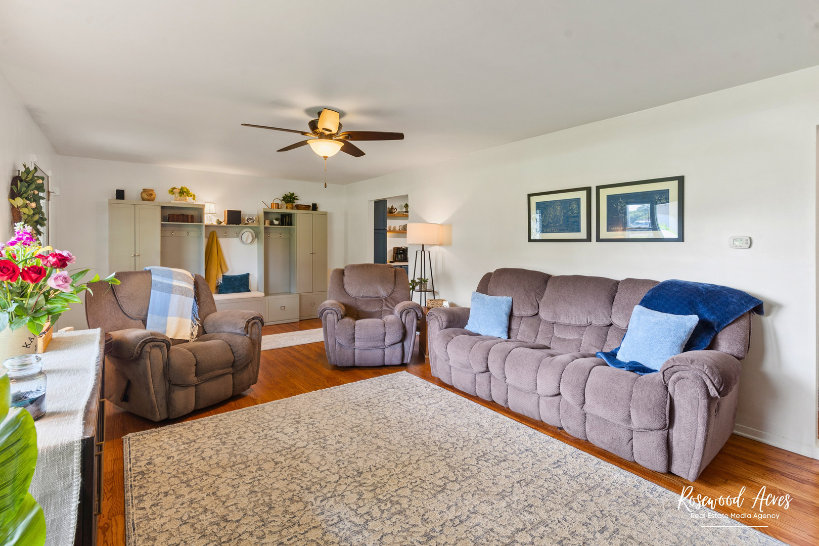 3090 River Road Kankakee, IL 60901 - Photo 3 of 22 a living room with furniture and flowers