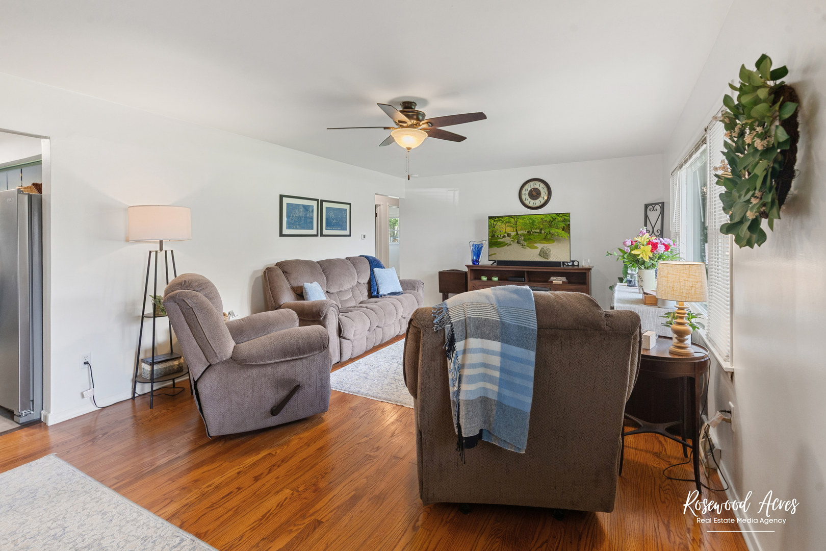 3090 River Road Kankakee, IL 60901 - Photo 4 of 22 a living room with furniture and a potted plant