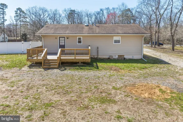 a view of a house with backyard and trees