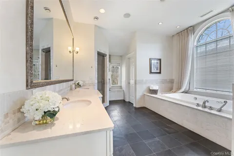 $4,995,000 | 5 Rocky Hollow Drive, Larchmont, NY 10538