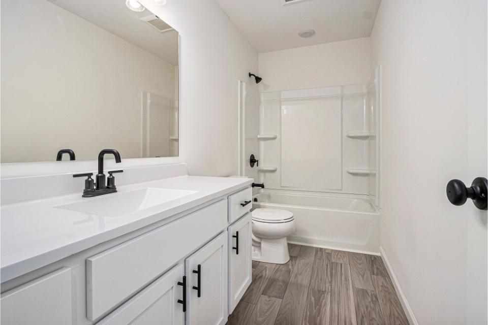 6225 Comiskey Road Stevensville, MI 49127 - Photo 17 of 31 26-APP056-E2390-Bath