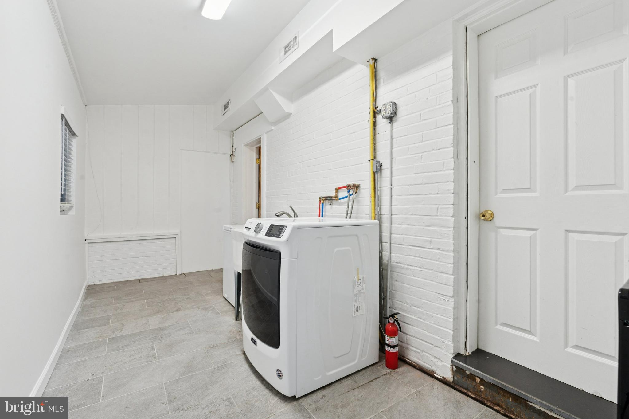 614 Wises Mill Road Philadelphia, PA 19128 - Photo 13 of 42 a utility room with dryer and washer