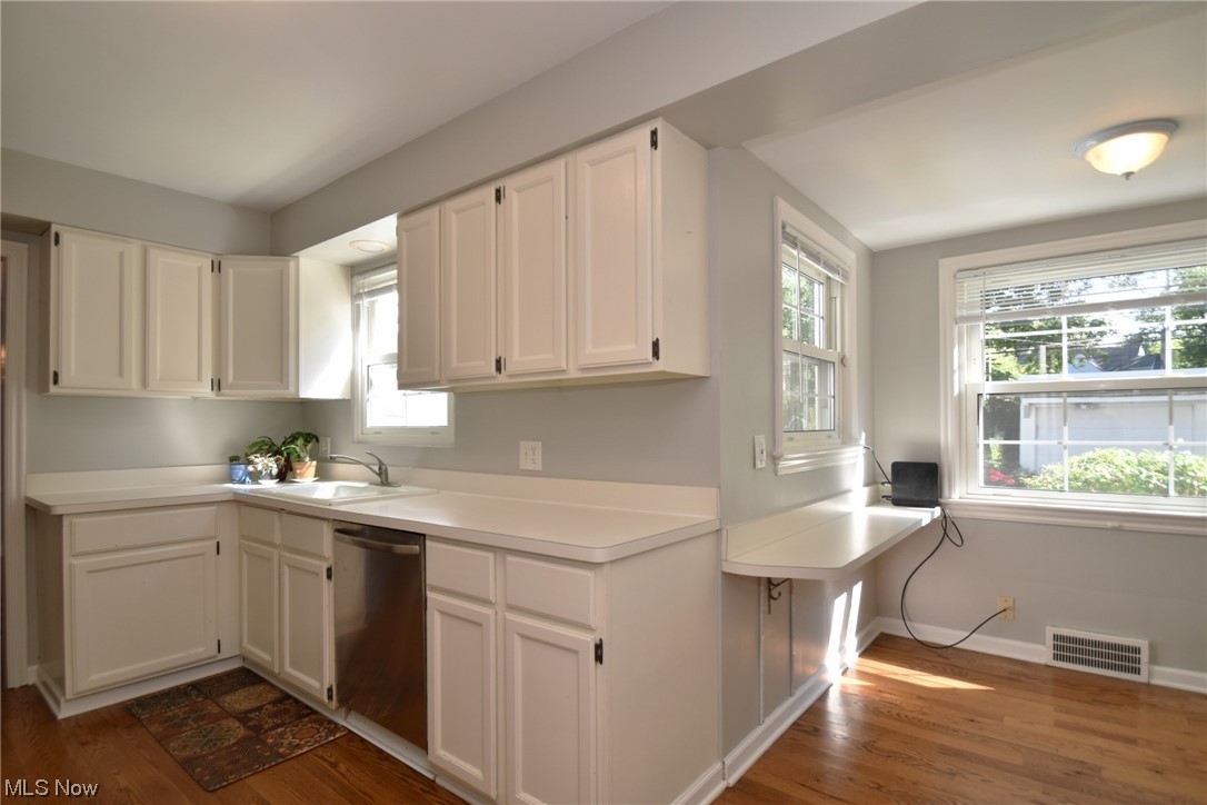2295 Loyola Road Cleveland, OH 44118 - Photo 10 of 34