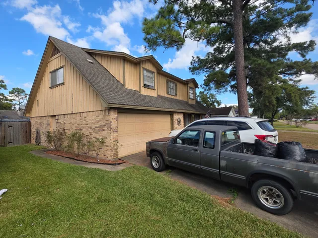 a view of a yard in front of a house