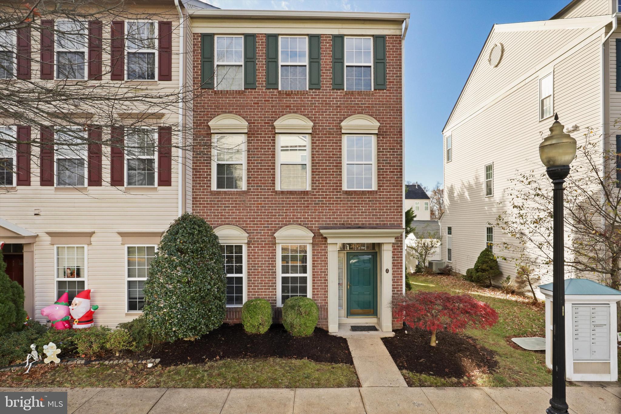 26143 Nimbleton Square Chantilly, VA 20152 - Photo 2 of 41