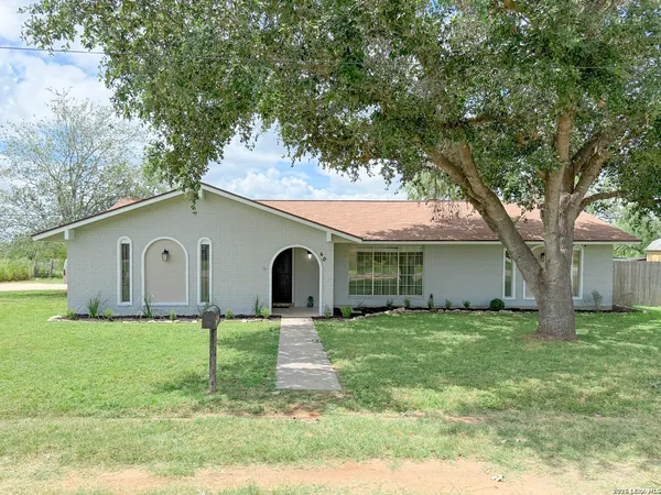 $375,000 | 401 Bluebonnet Avenue, Devine, TX 78016
