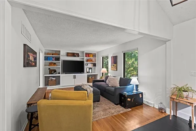 $465,000 | 10528 Cherokee Lane, Leawood, KS 66206